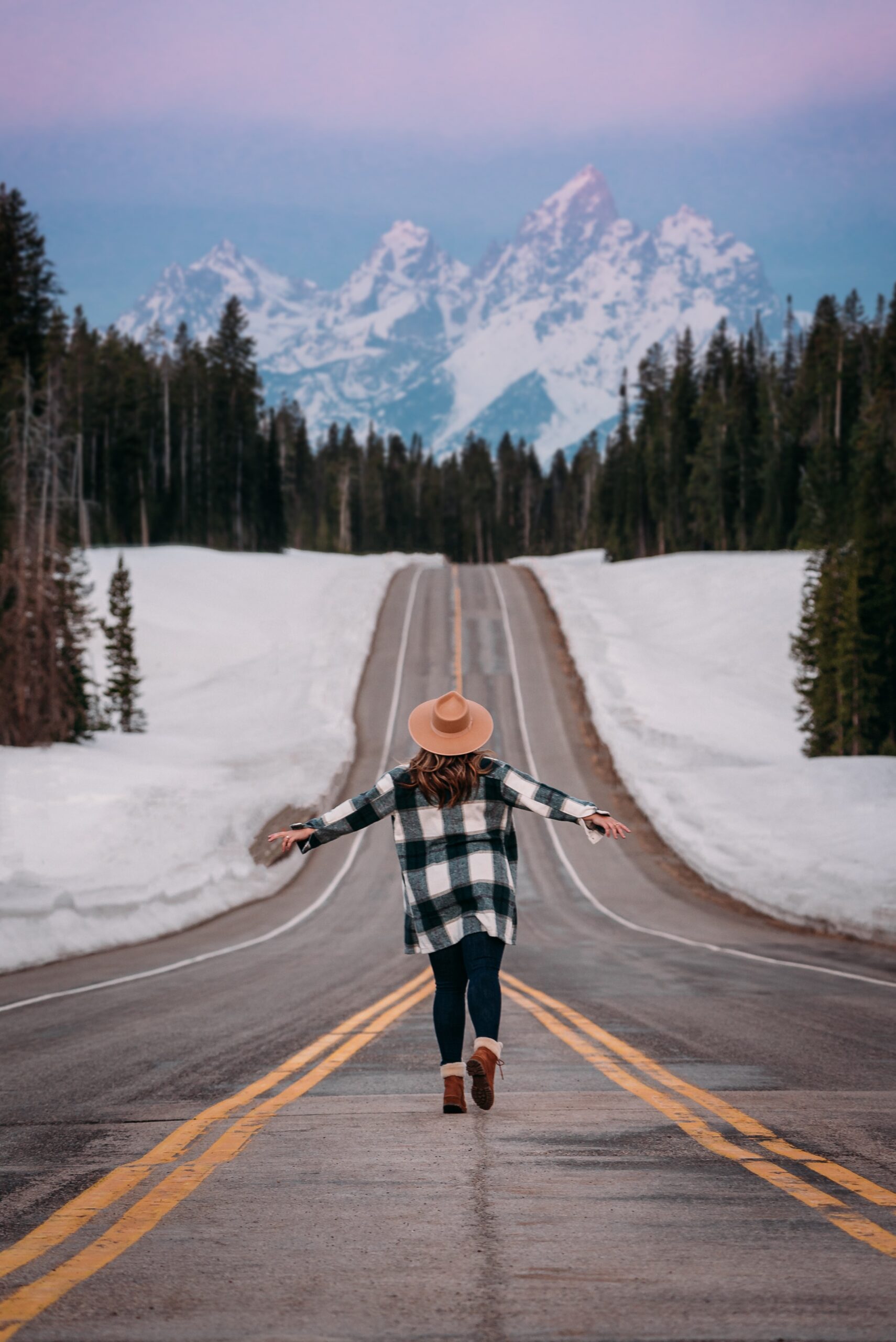 influencer-mountain-road
